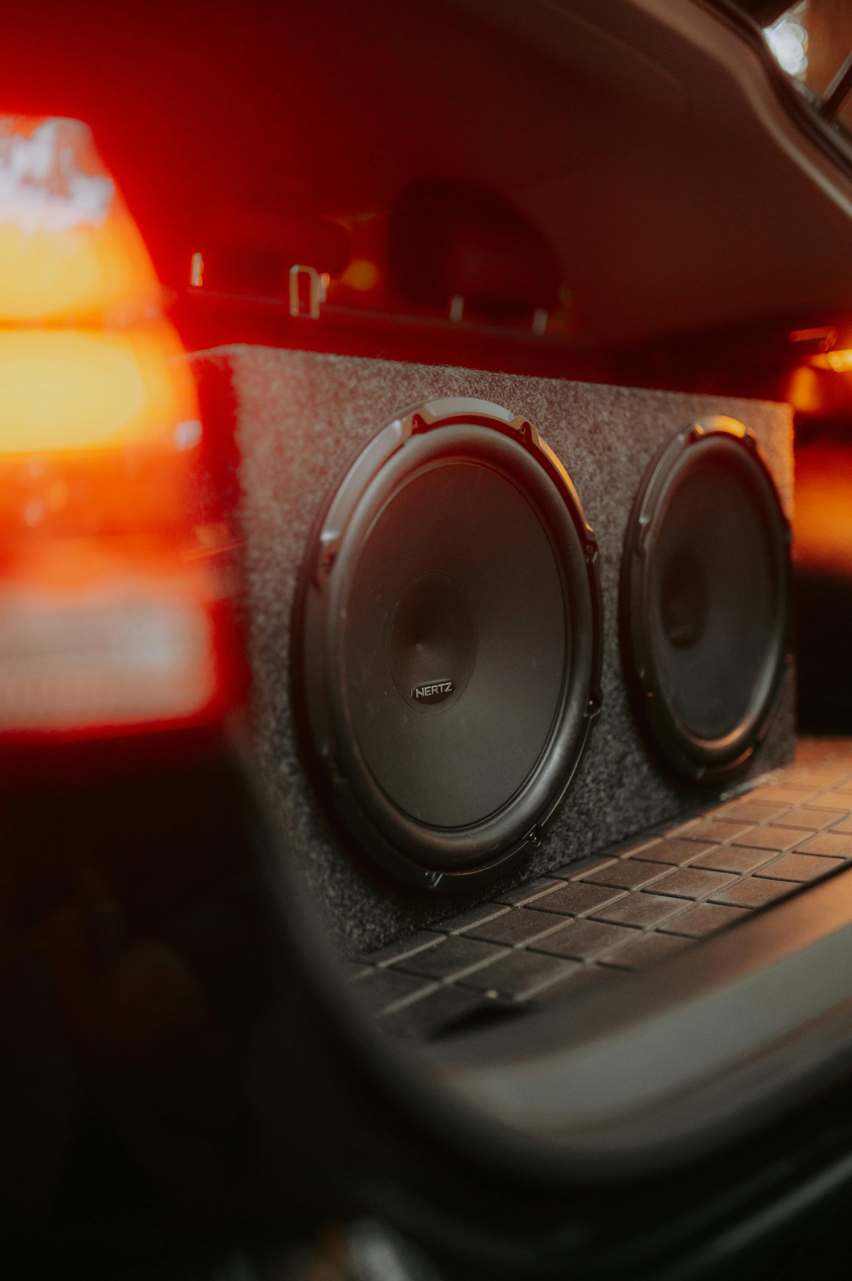 Jak podłączyć subwoofer w samochodzie? | Tom parts